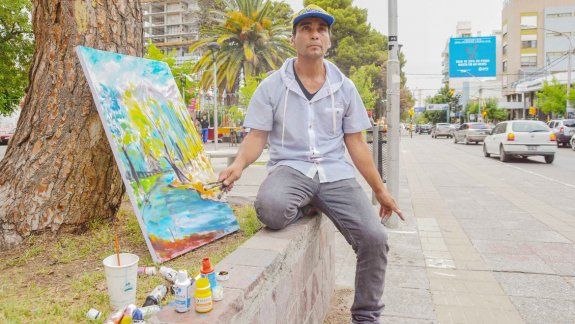 Se inspiró en los colores de la costa del PacíficoAllí donde Pablo Neruda vivió y escribió versos, en un lugar donde los colores se asemejan al impresionismo que plasmó el francés Monet.&nbsp;A Héctor se lo puede ver en el Paseo