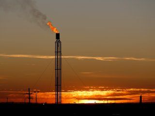 Imagen de archivo de una llama que quema exceso de gas natural en la Cuenca Pérmica en el Condado Loving, Texas, Estados Unidos. 23 de noviembre, 2019.   REUTERS/Angus Mordant/Archivo