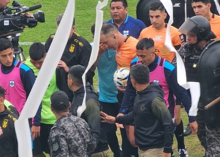 Escándalo en el ascenso: un árbitro denunció amenazas y suspendió el partido de Deportivo Madryn