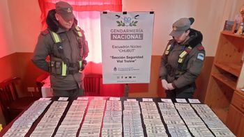 Gendarmería Nacional secuestró 96.200 dólares durante un operativo vial en Chubut. Gendarmería Nacional secuestró 96.200 dólares durante un operativo vial en Chubut.