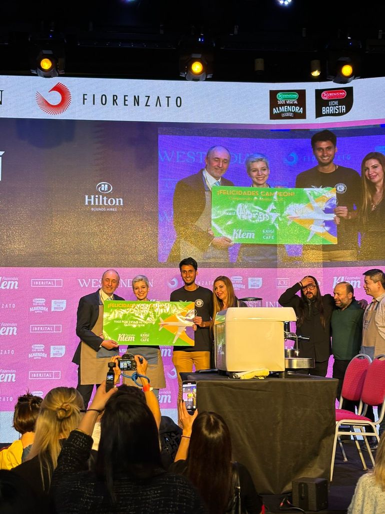 Momento de premiación a la mejor barista del país Momento de premiación a la mejor barista del país