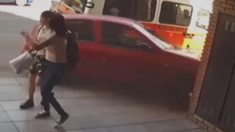 Hizo una mala maniobra, atropelló a un peatón y se incrustó contra un edificio