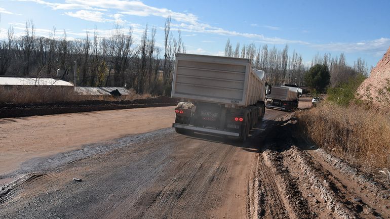 Calor, falta de agua y calles destruidas: la realidad de 1000 vecinos de Centenario