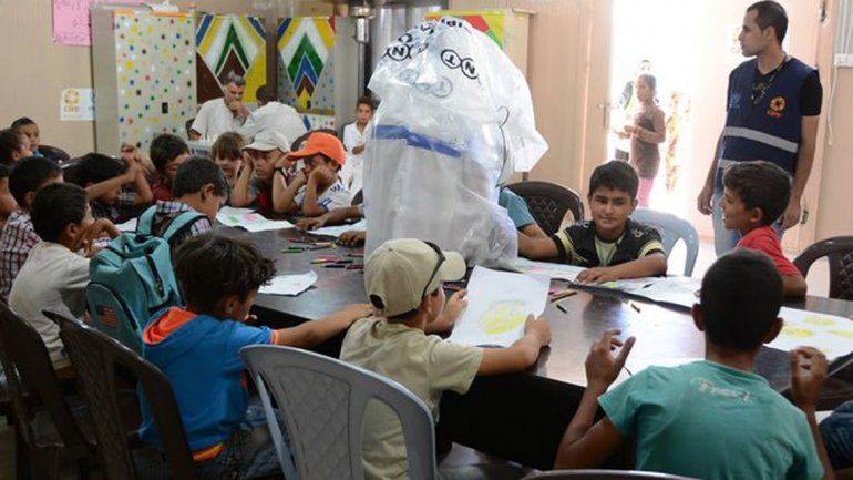 Las cartas son traducidas al árabe. La idea es que cada chico sirio que reciba una notita la pueda responder.