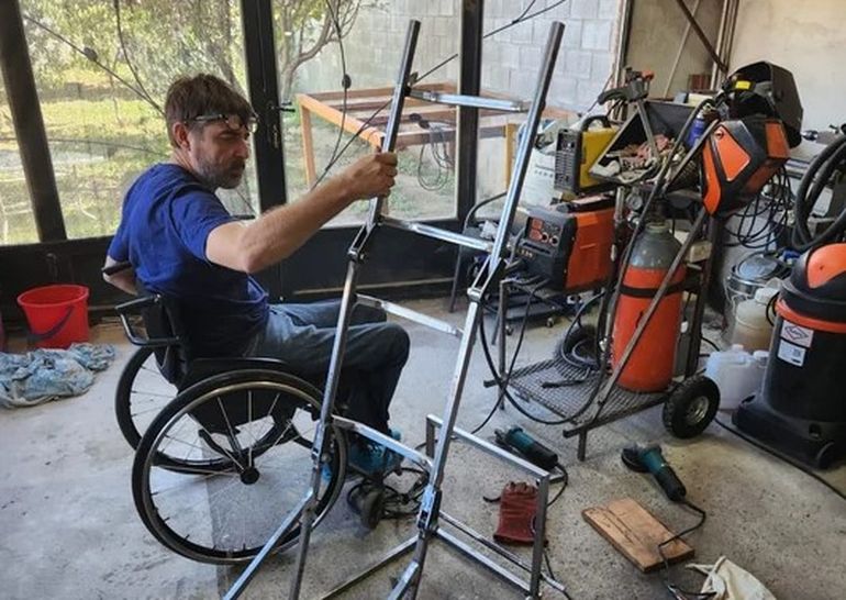 El comienzo del trabajo en el taller de Comodoro Rivadavia, cuando la futura silla era solo unos fierros. El comienzo del trabajo en el taller de Comodoro Rivadavia, cuando la futura silla era solo unos fierros.