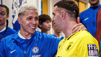 dibu martinez repite la atajada de la final con francia ante el chelsea de enzo dibu martinez repite la atajada de la final con francia ante el chelsea de enzo