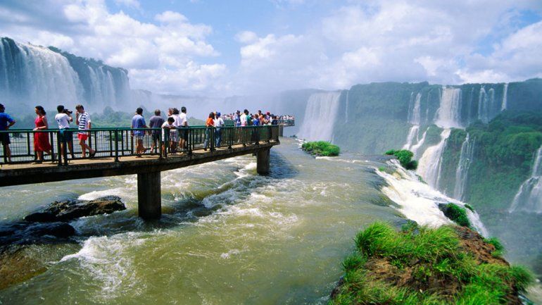 Al turista casi se lo lleva la corriente: se pudo agarrar de unas ramas.