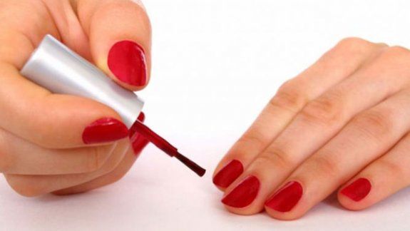 Tres esmaltes de uñas fueron prohibidos por el Anmat