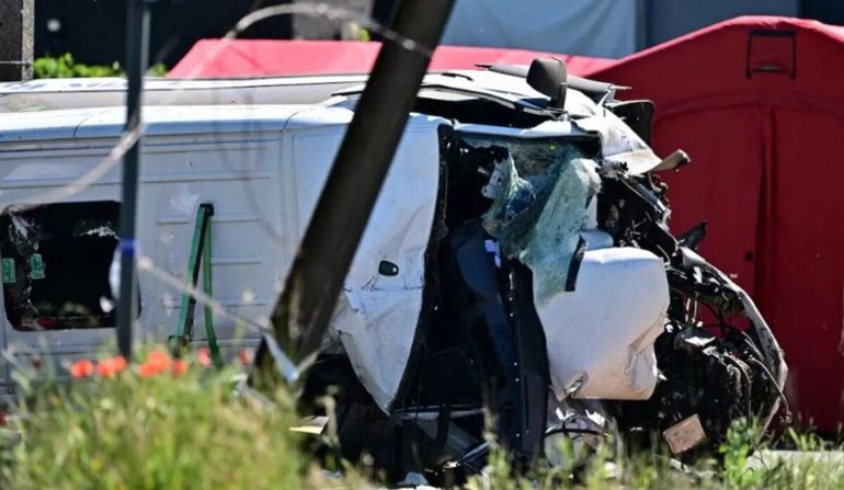 El choque entre la combi escolar y el tren ocurrió en un paso a nivel de la localidad belga de Buggenhout (Foto: AP/Koen Baten).