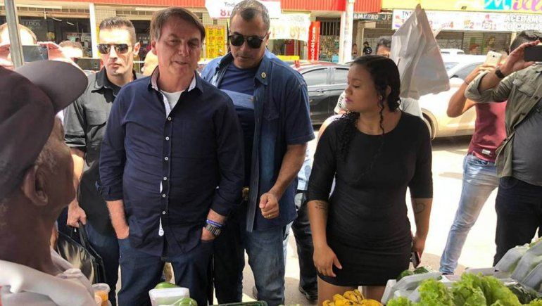 Bolsonaro desafía a la Justicia y recorre Brasilia para interactuar