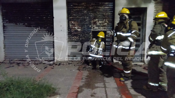 Grave incendio en una casa cercana a la Jefatura de Policía Grave incendio en una casa cercana a la Jefatura de Policía