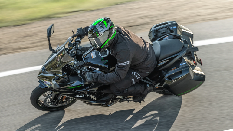 Su tanque de 19 litros y otras novedades mecánicas la convierten en una gran opción deportiva pero también para viajes largos en ruta. Su tanque de 19 litros y otras novedades mecánicas la convierten en una gran opción deportiva pero también para viajes largos en ruta.