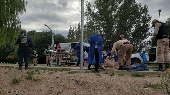 Prefectura rescató a mujer que se ahogaba en el Limay