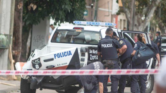 Policías haciendo pericias en el vehículo. Los familiares de la mujer no podían creer lo que había pasado.