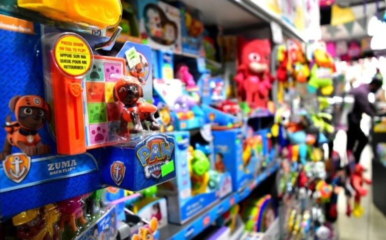 Juguetes retirados del mercado internacional siguen disponibles para familias argentinas a través del comercio online.