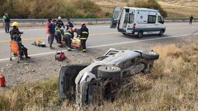 Mordió la banquina, chocó contra una valla y volcó camino a la cordillera