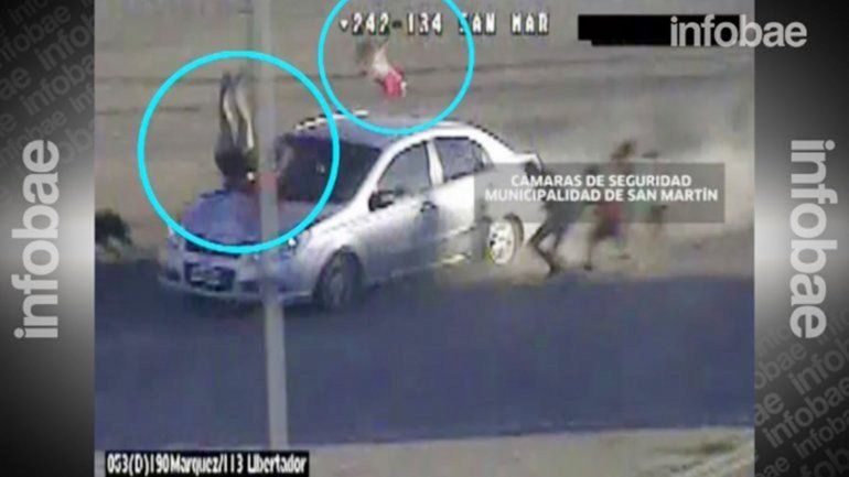 La mamá pasa por encima del capot y la beba vuela por el aire. &nbsp;Juan Cruz (der.) le hizo respiración boca a boca.