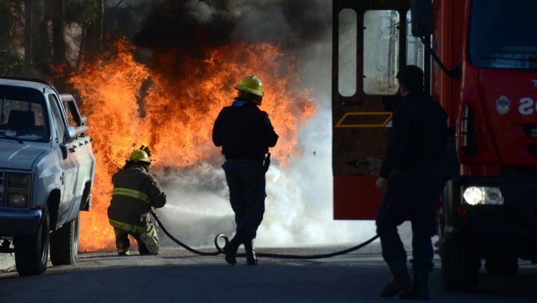 Impresionante incendio de un auto por un desperfecto