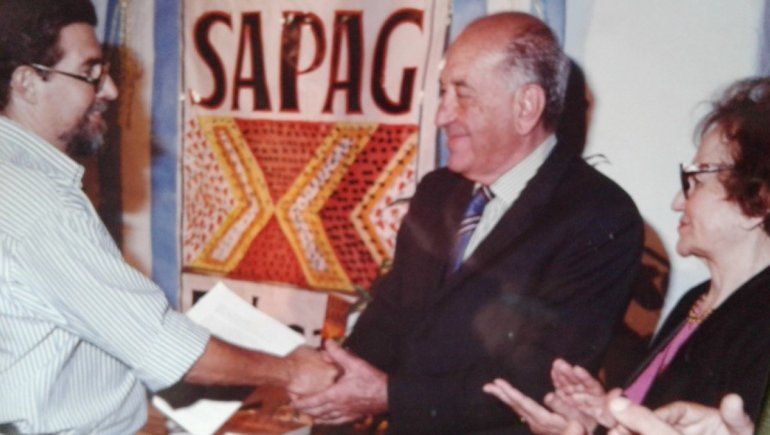 El ex gobernador Felipe Sapag, su esposa Chela, y el Dr. Gustavo Vaca Narvaja.