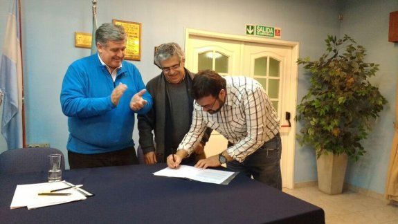 Nicola junto a Lazcano, de Vialidad, y Soto de la cooperativa de Plottier.