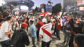 Hinchas de River en el Monumento
