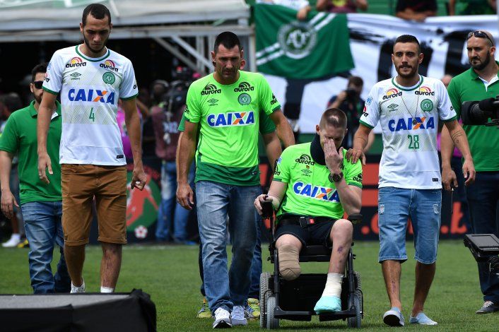 Chapecoense: los sobrevivientes volvieron a la cancha y levantaron la Copa Sudamericana