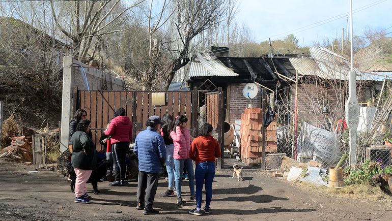 Dos muertos en un fatal incendio en el barrio Islas Malvinas