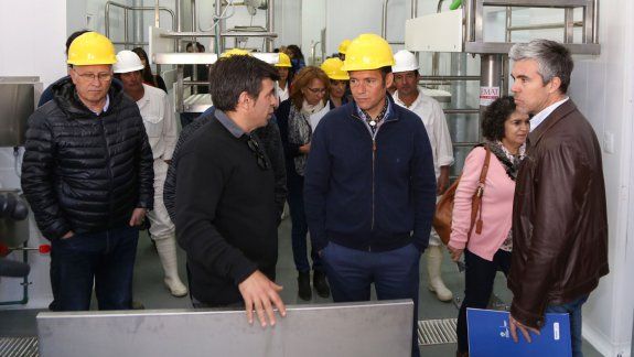 El gobernador Omar Gutiérrez recorrió las instalaciones del matadero, de 500 metros cuadrados de superficie.&nbsp;