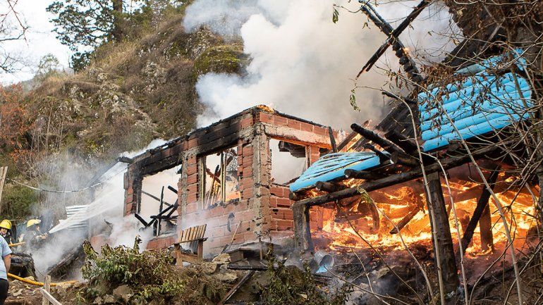 Una familia perdió todo tras feroz incendio de su casa en San Martín de los Andes