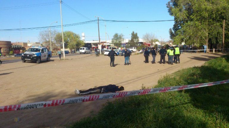 La fiscal Marisa Czajka en la escena del crimen junto a los investigadores.