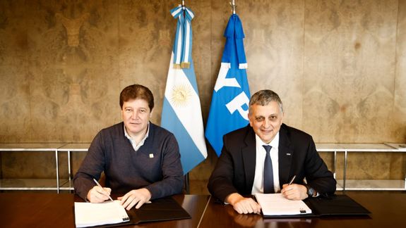 El gobernador de Tierra del Fuego, Gustavo Melella,&nbsp;y el presidente y CEO de YPF, Horacio Marín, firmaron un acuerdo por siete áreas maduras.