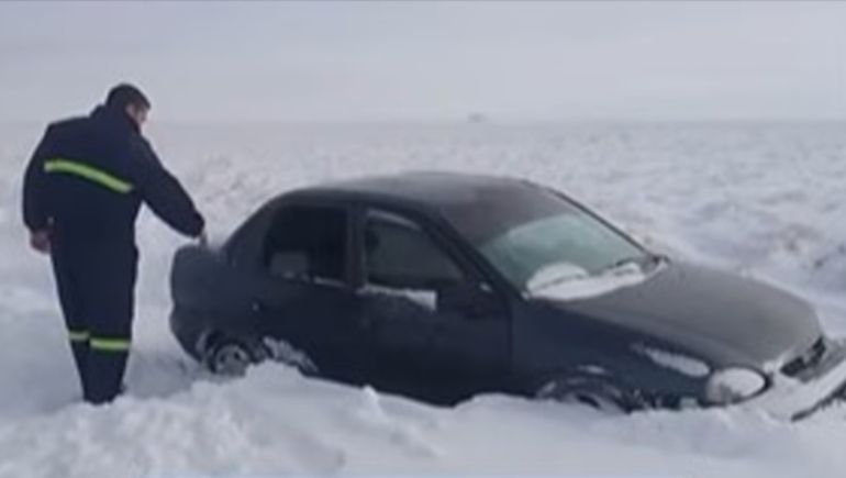 El Chevrolet Corsa de la joven madre, que se dirígía con su hija pequeña desde Perito Moreno hacia Pico Truncado. El Chevrolet Corsa de la joven madre, que se dirígía con su hija pequeña desde Perito Moreno hacia Pico Truncado.