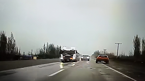 En la imagen se aprecia como un vehículo se tira a la banquina para evitar la tragedia. | LM Neuquen En la imagen se aprecia como un vehículo se tira a la banquina para evitar la tragedia.