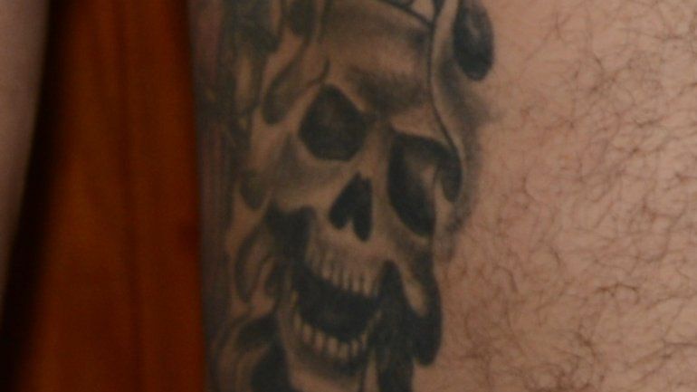 Los tatuajes en el torso y brazos de Osvaldo Castillo sorprendieron a los investigadores. El perfil del hombre parece dar con el de un fanático religioso que mezcló elementos kimbanda con el satanismo.