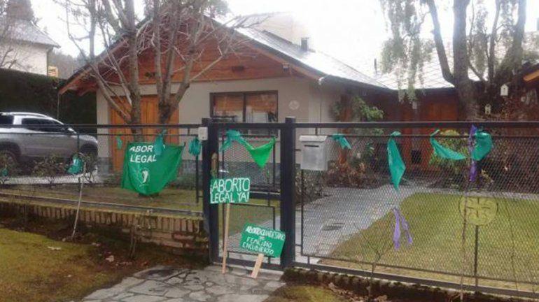 Realizaron un pañuelazo frente a la casa de Larraburu en Bariloche