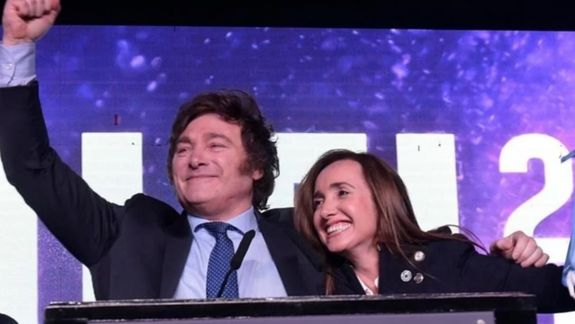 Javier Milei y Victoria Villarruel, una relación que por ahora se mantiene estable... aunque intentan desequilibrarla.