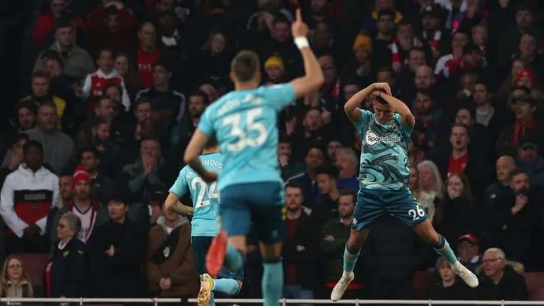 Golazo de Alcaraz y festejo a lo Cristiano Ronaldo en la Premier League