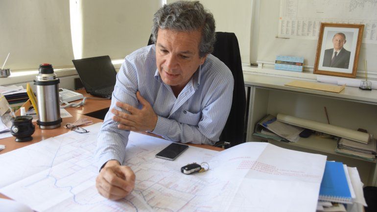Guillermo Monzani explica dos obras que colaborarán con el escurrimiento antes de ampliar el arroyo Durán.
