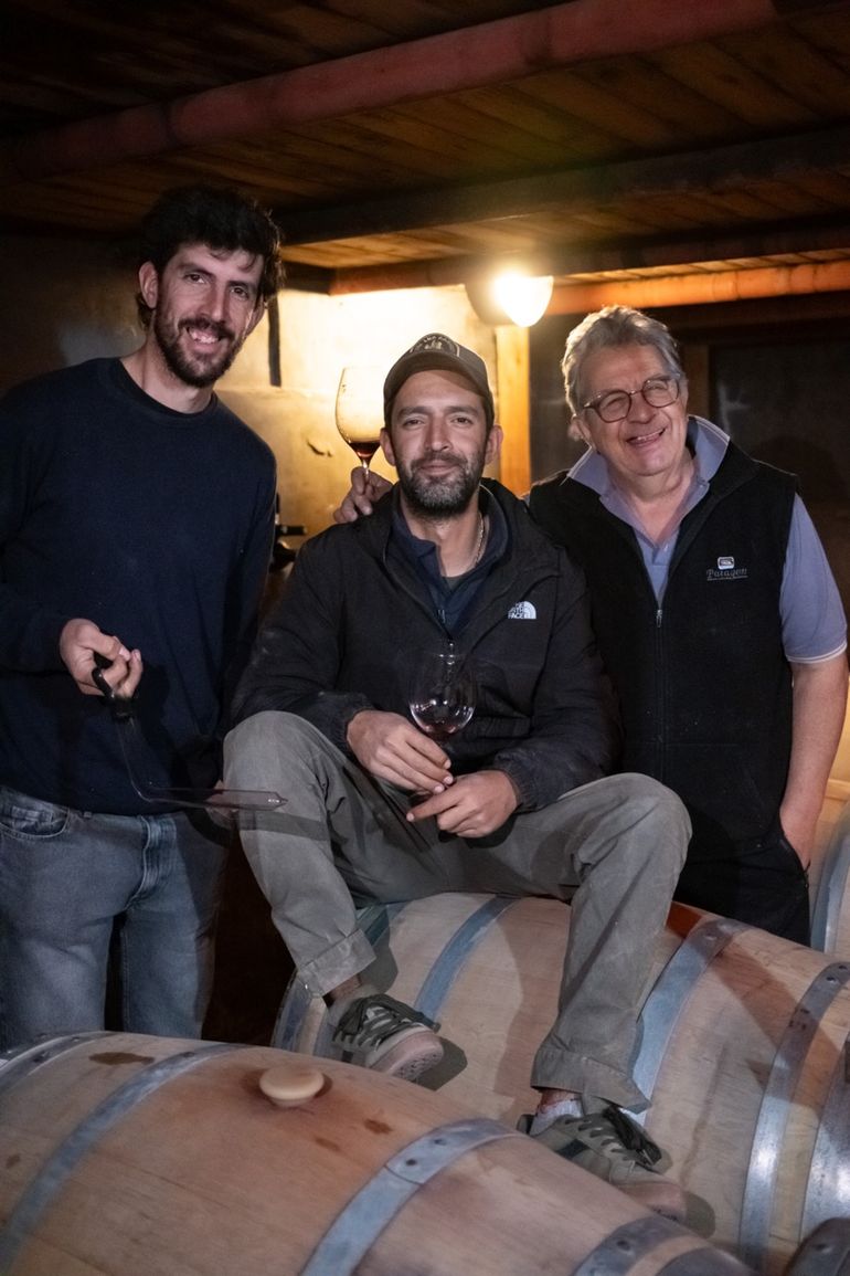 Garu, Nico y Luis. Tercera y cuarta generación de elaboradores de vino. Garu, Nico y Luis. Tercera y cuarta generación de elaboradores de vino.