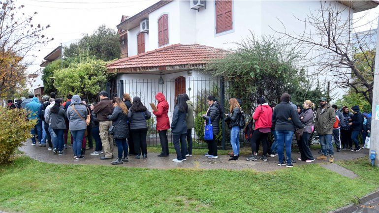 Largas filas bajo la lluvia para acceder a un plan de viviendas