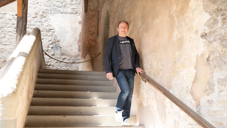 Tiene párkinson y volvió a caminar por un implante