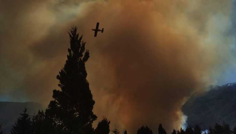 Continúa la lucha contra los incendios forestales en El Bolsón.