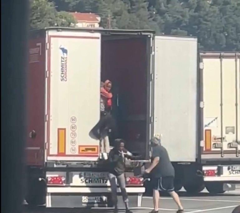 Violencia en Italia: un camionero sacó a latigazos de su remolque un grupo de mujeres migrantes