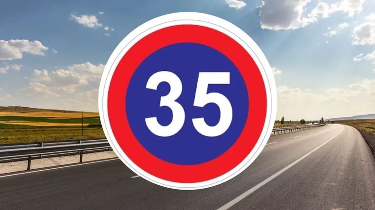 Es común ver la señal de limitación de velocidad mínima en rutas y autopistas. Es común ver la señal de limitación de velocidad mínima en rutas y autopistas.