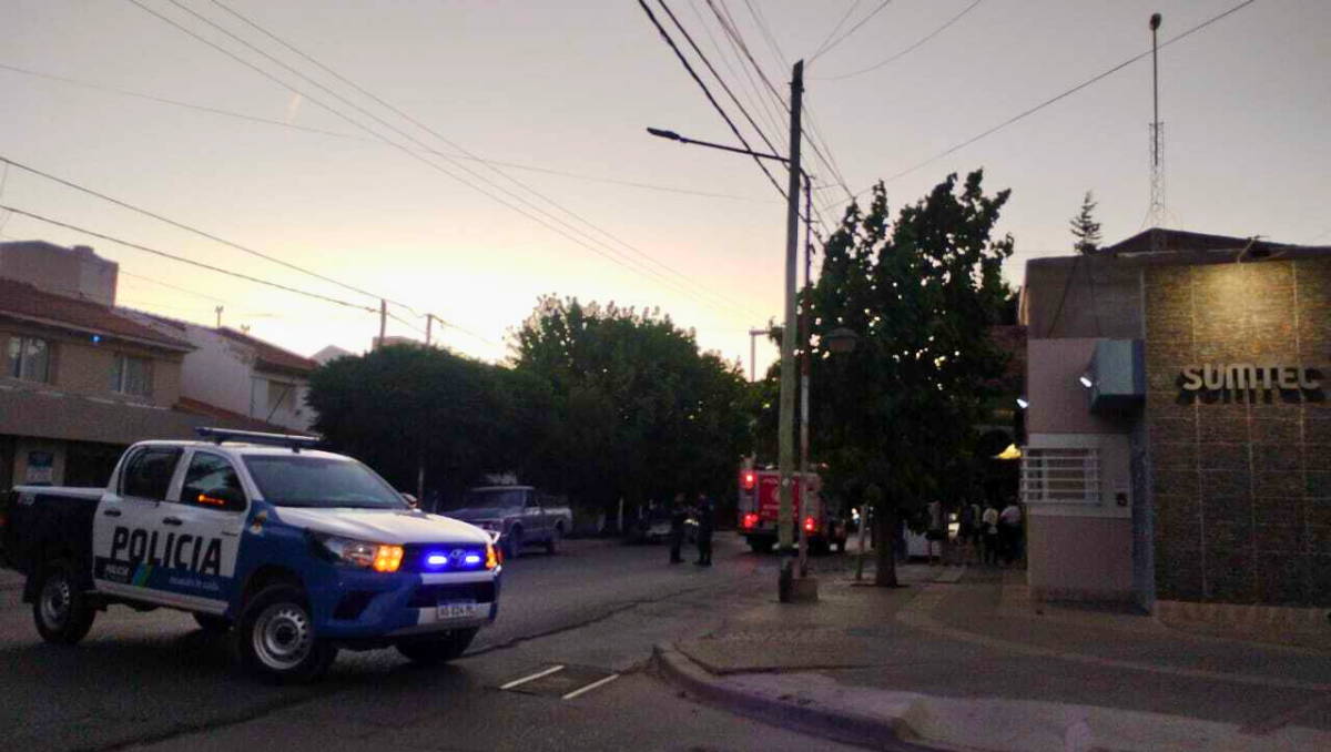 Humo negro y bomberos en una conocida heladería de Neuquén: ¿qué pasó?