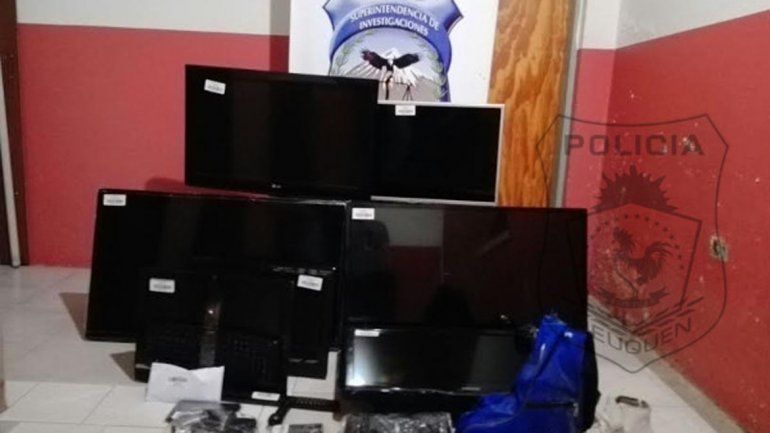 Los televisores led hallados fueron incautados por la Policía.
