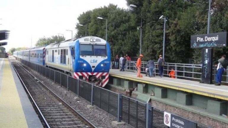 Colectivero pasó con las barreras bajas y casi es arrollado por el tren