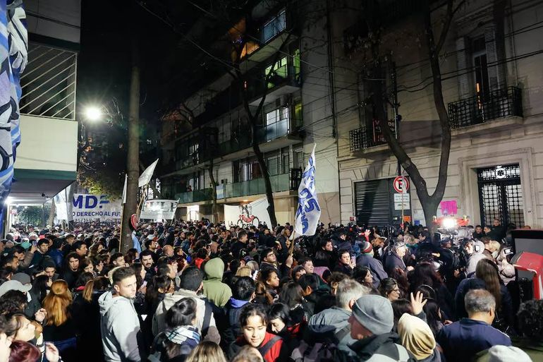 Militantes y puesteros fueron desalojados mientras hacían vigilia frente al departamento de Cristina Kirchner. Militantes y puesteros fueron desalojados mientras hacían vigilia frente al departamento de Cristina Kirchner.