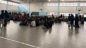 Sentada en la secundaria 4 de Río Turbio, Santa Cruz. Sentada en la secundaria 4 de Río Turbio, Santa Cruz.