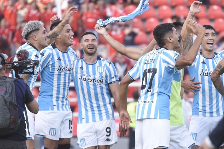 Maravilla Martínez festeja la victoria en el clásico de Avellaneda junto a sus compañeros en el Libertadores de América.